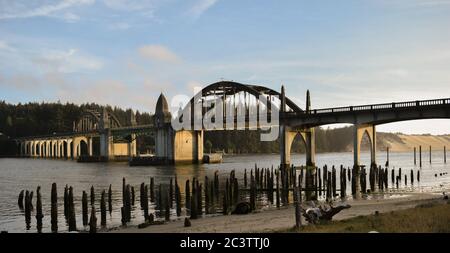 Le pont de la rivière Siuslaw à Florence, Oregon Banque D'Images