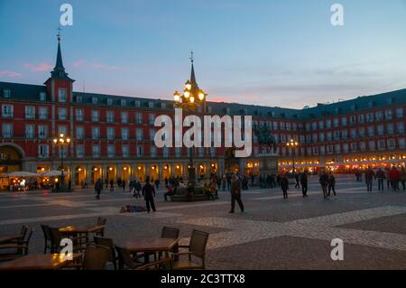 Plaza Mayor, Madrid, Espagne statue équestre du roi Philippe III dans le centre Banque D'Images