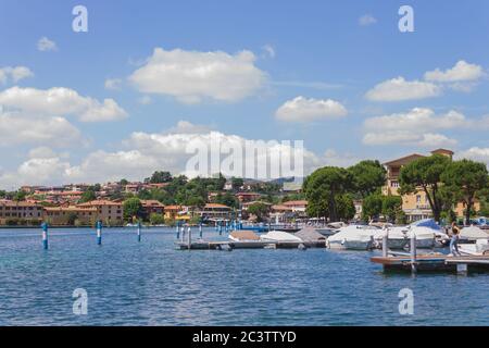 Vue sur le lac Iseo depuis Sarnico, Italie Banque D'Images