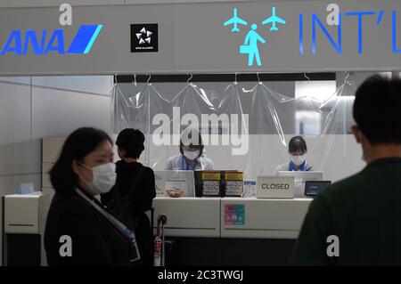 Le personnel de la compagnie aérienne s'est employé à prendre des mesures préventives à l'aéroport international Chubu Centrair. Le gouvernement japonais a levé toutes les restrictions relatives à la COVID-19 sur les voyages intérieurs le 19 juin, alors que la plupart des vols internationaux restent annulés. Banque D'Images