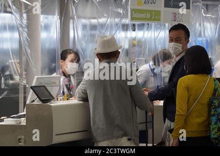 Le personnel de la compagnie aérienne s'est employé à prendre des mesures préventives à l'aéroport international Chubu Centrair. Le gouvernement japonais a levé toutes les restrictions relatives à la COVID-19 sur les voyages intérieurs le 19 juin, alors que la plupart des vols internationaux restent annulés. Banque D'Images