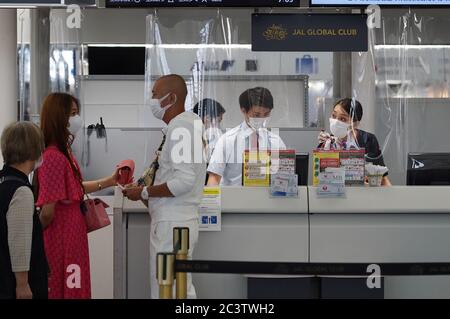 Le personnel de la compagnie aérienne s'est employé à prendre des mesures préventives à l'aéroport international Chubu Centrair. Le gouvernement japonais a levé toutes les restrictions relatives à la COVID-19 sur les voyages intérieurs le 19 juin, alors que la plupart des vols internationaux restent annulés. Banque D'Images