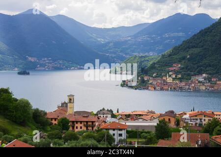 Vue aérienne du lac Iseo, Lombardie, Italie. En premier plan la ville de Sulzano Banque D'Images