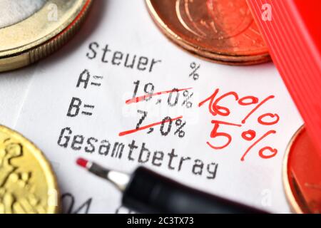 Taux de TVA sur un reçu en espèces, Symbolfoto pour la réduction de la taxe sur la valeur ajoutée pour stimuler l'économie, Durchgestrichene Mehrwertsteuersätze a Banque D'Images