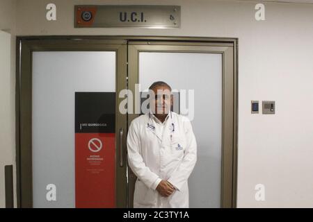 (200622) -- SANTIAGO, 22 juin 2020 (Xinhua) -- le docteur chilien Sebastian Ugarte se tient en dehors de l'unité de soins intensifs de la clinique INDISA à Santiago, Chili, 11 juin 2020. Le docteur chilien Sebastian Ugarte, 61 ans, travaille dans le domaine médical depuis 27 ans. Il est devenu un visage familier des Chiliens, en faisant des séries de nouvelles séries de spectacles pour discuter de l'épidémie de COVID-19 et des moyens de le combattre. POUR ALLER AVEC 'Feature: Le docteur chilien répand l'espoir dans un paysage sombre de pandémie' (INDISA Clinic of Chile/Handout via Xinhua) Banque D'Images