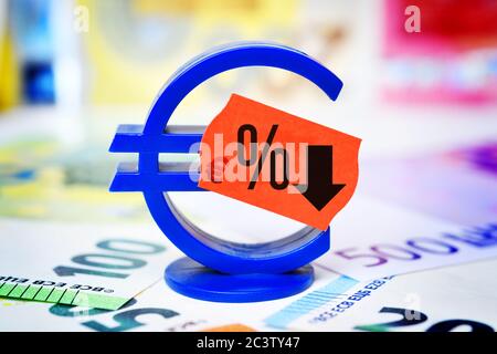PHOTOMONTAGE, signe de l'euro avec étiquette de prix et signe de pourcentage, photo de symbole pour la réduction de la taxe sur la valeur ajoutée pour stimuler l'économie, FOTOMONTAGE, Eurozeichen M. Banque D'Images