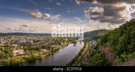 Panorama de Trèves avec la rivière Mosel et les montagnes Banque D'Images