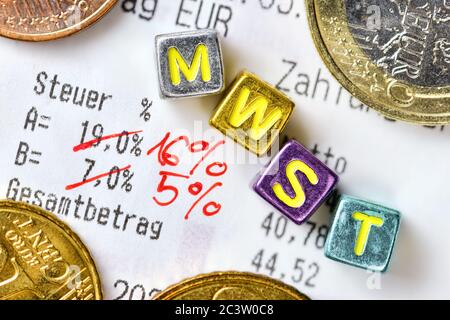 Taux de TVA sur un reçu en espèces, Symbolfoto pour la réduction de la taxe sur la valeur ajoutée pour stimuler l'économie, Durchgestrichene Mehrwertsteuersätze a Banque D'Images