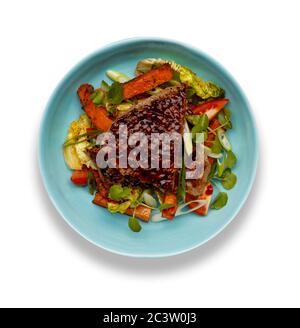 Un délicieux bol de steak de botte de barbecue, de croustilles de potatoe et de légumes, dans un bol bleu clair isolé sur un fond blanc Banque D'Images