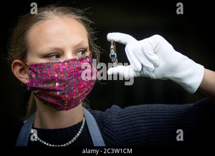 Romey Clark de Bonhams, Édimbourg, examine de plus près un bracelet de saphir et de diamant victorien, estimé à 2,000 à 3,000 £, qui sera vendu aux enchères à la vente des joyaux de Bonhams Édimbourg le jeudi 25 juin 2020. Banque D'Images