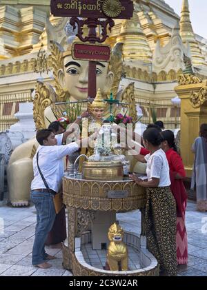 dh Shwedagon Pagode temple YANGON MYANMAR les habitants birmans se lavant Rituel bouddha Grand Dagon asie rituels culturels traditionnels religieux Banque D'Images
