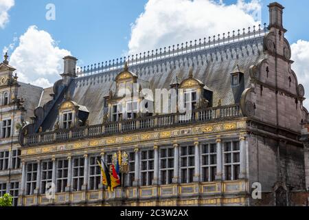 Façade abondamment décorée de la salle de tissus de la place principale de Tournai Banque D'Images