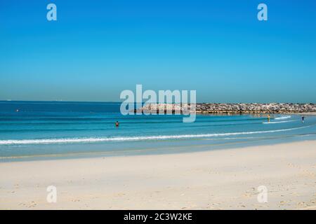 Dubaï, Émirats arabes Unis 16 janvier 2020 : belle plage publique avec eau turquoise sur le littoral du golfe Persique, Dubaï. Banque D'Images