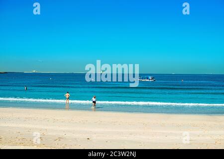 Dubaï, Émirats arabes Unis 16 janvier 2020 : belle plage publique avec eau turquoise sur le littoral du golfe Persique, Dubaï. Banque D'Images