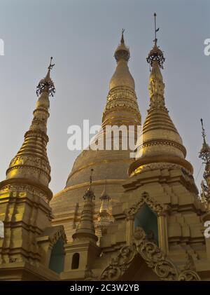 dh Shwedagon Pagode temple YANGON MYANMAR temples bouddhistes birmans Grand Dagon Zedi Daw feuille d'or de stupa Banque D'Images