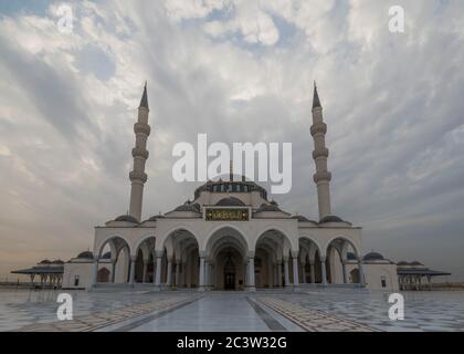 Mosquée de Sharjah sous ciel nuageux à Sharjah, Émirats arabes Unis Banque D'Images