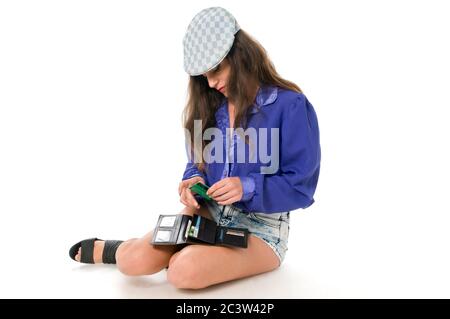 Femme en blouse bleue vérifie le contenu de son sac à main Banque D'Images