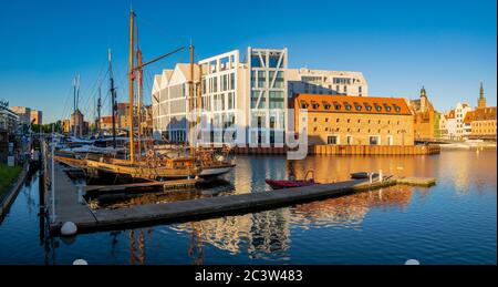 Holiday Inn Gdansk - Centre ville, Gdansk-Hôtel dans le port de plaisance, dans la partie restaurée de Gdansk Banque D'Images