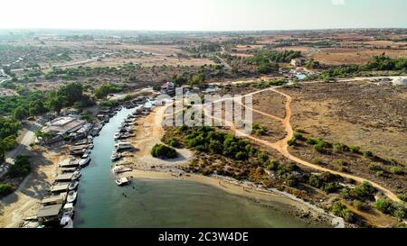 Vue panoramique sur le Liopetri jusqu'à la mer (potamos Liopetriou), Famagusta, Chypre. Un site touristique touristique de pêche village, fj naturel Banque D'Images