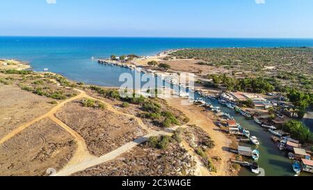 Vue aérienne du fleuve Liopetri à la mer (potamos Liopetriou), Famagousta, Chypre. Un village de pêcheurs touristique, fjord naturel Banque D'Images