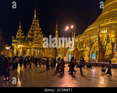 dh Shwedagon Pagode temple YANGON MYANMAR foules temples bouddhistes nuit Great Dagon Zedi Daw stupa or feuille d'or gens birman Banque D'Images