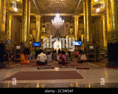 dh Shwedagon Pagode temple YANGON MYANMAR personnes locales priant à Bouddha Grand Dagon temples intérieurs Zedi Daw Banque D'Images