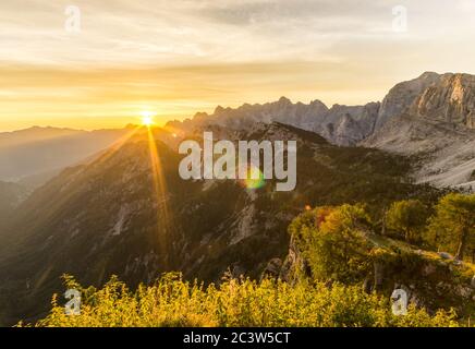 Un lever de soleil incroyable dans les montagnes. Rétroéclairage avec de magnifiques reflets et des rayons de soleil. Alpes Juliennes, Parc national de Triglav, Slovénie, montagne Banque D'Images