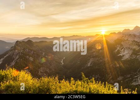 Un lever de soleil incroyable dans les montagnes. Rétroéclairage avec de magnifiques reflets et des rayons de soleil. Alpes Juliennes, Parc national de Triglav, Slovénie, montagne Banque D'Images