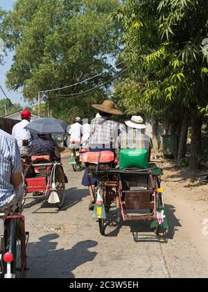 dh Thanlyin Birmanie Rangoon YANGON MYANMAR touristes birman local trishaw tour touristique personnes vacances Banque D'Images