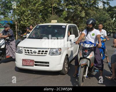dh trafic de taxis YANGON MYANMAR taxis locaux birmans motos taxi asie du sud-est voiture Banque D'Images