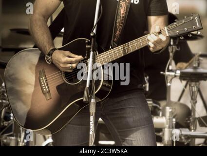 Jouer de la guitare - photo d'âge pour l'effet Banque D'Images