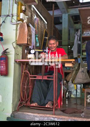 dh Thanlyin Myo Ma marché YANGON MYANMAR tailleur birman local homme avec machine à coudre gens semis rangoon birmanie sud-est asiatique Banque D'Images