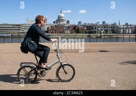 LONDRES, ROYAUME-UNI. 22 juin 2020. Un homme qui fait du vélo à Brompton le long de London Bankside tandis que les règles de verrouillage sont assouplies au début d'une vague de chaleur, avec des températures en hausse qui devraient atteindre 34celsius d'ici mercredi. Une alerte extrême de la chaleur a été émise pour toute l'Angleterre. Crédit : amer ghazzal/Alay Live News Banque D'Images