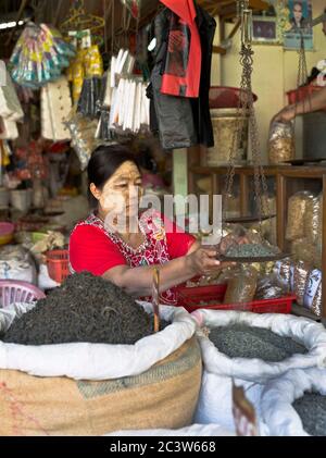 dh Thanlyin Myo Ma marché YANGON MYANMAR filles birmanes locales Thanaka écorce crème de maquillage vendre des marchés thé décrochage femme gens vendeur produit des femmes Banque D'Images