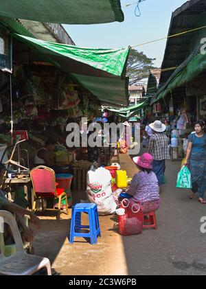 dh Thanlyin Myo Ma marché YANGON MYANMAR peuple birman local alley alley streets asia street markets stall south east asian Banque D'Images