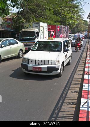 dh circulation des taxis YANGON MYANMAR Birmanie asie taxis locaux personnes taxi route de voiture sud est asiatique Banque D'Images