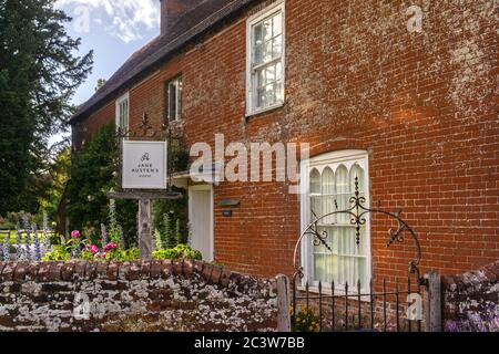 Jane Austen's House - un bâtiment classé de catégorie I où Jane Austen a vécu la majeure partie de sa vie, situé dans le village pittoresque de Chawton, Angleterre, Royaume-Uni Banque D'Images