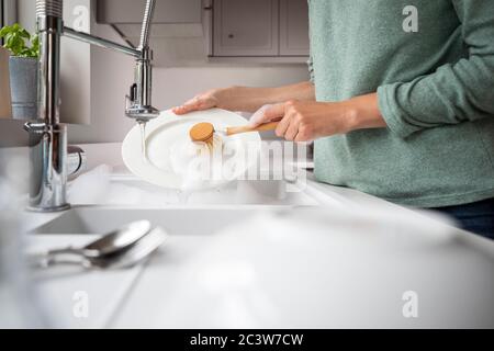 Femme se lavant à la maison à l'aide de la brosse Eco pour un style de vie durable Banque D'Images