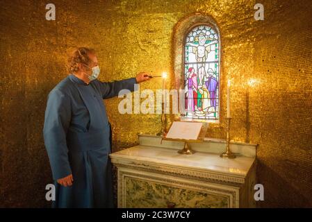 Le Rév Peter Sutton prépare l'espace de prière privée dans la chapelle commémorative de l'église paroissiale de St Cuthbert à Édimbourg, après le passage de l'Écosse à la deuxième phase de son plan en quatre étapes pour se libérer de son verrouillage. Des mesures sociales de distanciation seront mises en place à l'église, y compris des postes d'hygiène des mains et un système à sens unique. Banque D'Images