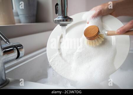 Femme se lavant à la maison à l'aide de la brosse Eco pour un style de vie durable Banque D'Images