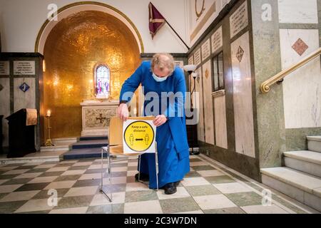 Le Rév Peter Sutton prépare l'espace de prière privée dans la chapelle commémorative de l'église paroissiale de St Cuthbert à Édimbourg, après le passage de l'Écosse à la deuxième phase de son plan en quatre étapes pour se libérer de son verrouillage. Des mesures sociales de distanciation seront mises en place à l'église, y compris des postes d'hygiène des mains et un système à sens unique. Banque D'Images