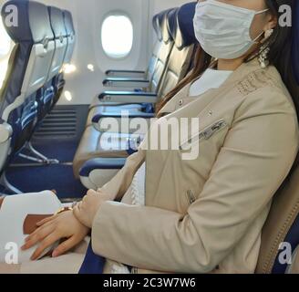 PHILADELPHIE, PA -13 JUIN 2020- vue d'une femme portant un masque facial pendant la crise de COVID-19 dans la cabine vide d'un avion de Southwest Airline Banque D'Images