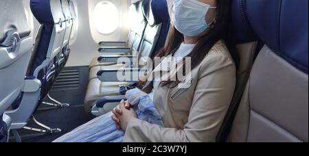 PHILADELPHIE, PA -13 JUIN 2020- vue d'une femme portant un masque facial pendant la crise de COVID-19 dans la cabine vide d'un avion de Southwest Airline Banque D'Images