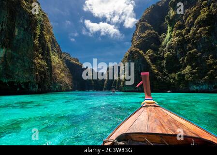 Belle vue panoramique sur la baie de Loh Samah sur l'île de Phi Phi, de Thaïlande en Asie Banque D'Images