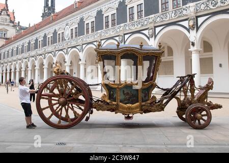 22 juin 2020, Saxe, Dresde: La magnifique calèche 'Grand Carrosse' du début du XVIIIe siècle est tirée dans la cour stable pour le transport du musée des transports. La calèche était un prêt du Musée de la calèche tchèque pour l'exposition déjà passée 'de magnifiques gondoles, de magnifiques calèches et de fientes de cheval. Sur le chemin du mariage du siècle en 1719'. Le transport de retour a été retardé de deux mois en raison de la fermeture de la frontière causée par Corona. Photo: Sebastian Kahnert/dpa-Zentralbild/ZB Banque D'Images