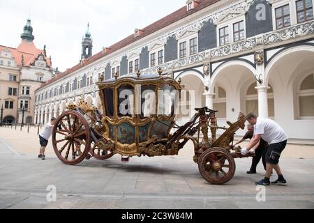 22 juin 2020, Saxe, Dresde: La magnifique calèche 'Grand Carrosse' du début du XVIIIe siècle est tirée dans la cour stable pour le transport du musée des transports. La calèche était un prêt du Musée de la calèche tchèque pour l'exposition déjà passée 'de magnifiques gondoles, de magnifiques calèches et de fientes de cheval. Sur le chemin du mariage du siècle en 1719'. Le transport de retour a été retardé de deux mois en raison de la fermeture de la frontière causée par Corona. Photo: Sebastian Kahnert/dpa-Zentralbild/ZB Banque D'Images