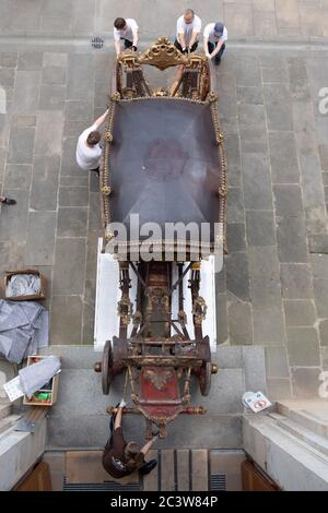 22 juin 2020, Saxe, Dresde: La magnifique calèche 'Grand Carrosse' du début du XVIIIe siècle est tirée dans la cour stable pour le transport du musée des transports. La calèche était un prêt du Musée de la calèche tchèque pour l'exposition déjà passée 'de magnifiques gondoles, de magnifiques calèches et de fientes de cheval. Sur le chemin du mariage du siècle en 1719'. Le transport de retour a été retardé de deux mois en raison de la fermeture de la frontière causée par Corona. Photo: Sebastian Kahnert/dpa-Zentralbild/ZB Banque D'Images