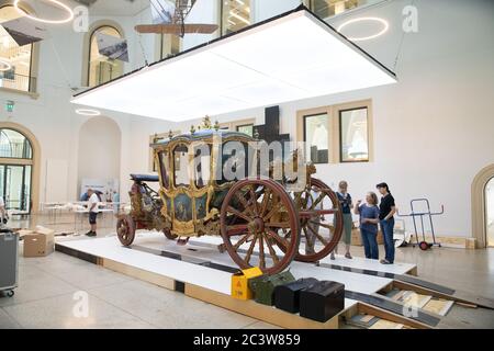 22 juin 2020, Saxe, Dresde: La magnifique calèche "Grand Carrosse" du début du XVIIIe siècle est prête pour le départ au Musée des transports. Le chariot était prêté par le Musée des carrosses tchèques pour l'exposition précédente 'de magnifiques gondoles, de magnifiques calèches et de fientes de cheval. Sur le chemin du mariage du siècle en 1719'. Le transport de retour a été retardé de deux mois en raison de la fermeture de la frontière causée par Corona. Photo: Sebastian Kahnert/dpa-Zentralbild/ZB Banque D'Images