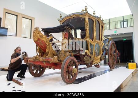 22 juin 2020, Saxe, Dresde: La magnifique calèche "Grand Carrosse" du début du XVIIIe siècle est prête pour le départ au Musée des transports. Le chariot était prêté par le Musée des carrosses tchèques pour l'exposition précédente 'de magnifiques gondoles, de magnifiques calèches et de fientes de cheval. Sur le chemin du mariage du siècle en 1719'. Le transport de retour a été retardé de deux mois en raison de la fermeture de la frontière causée par Corona. Photo: Sebastian Kahnert/dpa-Zentralbild/ZB Banque D'Images