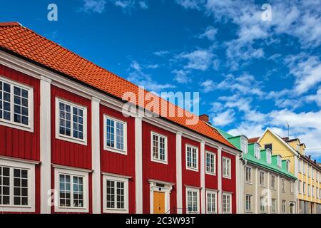 Rangée de maisons en bois anciennes et colorées dans la ville de Karlskrona, en Suède Banque D'Images